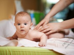 一岁宝宝穿拉拉裤好还是纸尿裤好 来听听过来人的意见