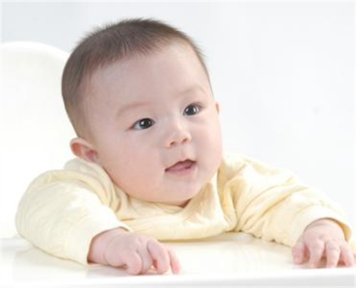 新生兒吃奶過量的信號有哪些？寶寶怎么區(qū)分脹氣和餓